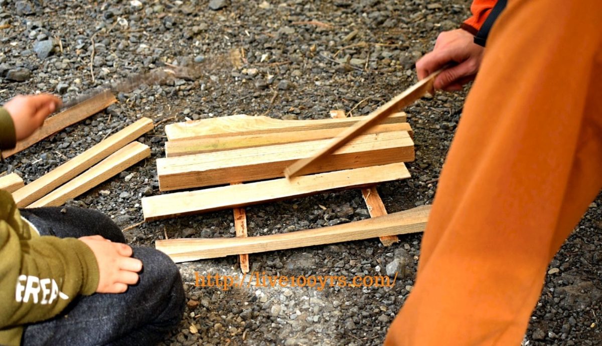 キャンプで薪で木琴づくりのクラフト遊びをしました