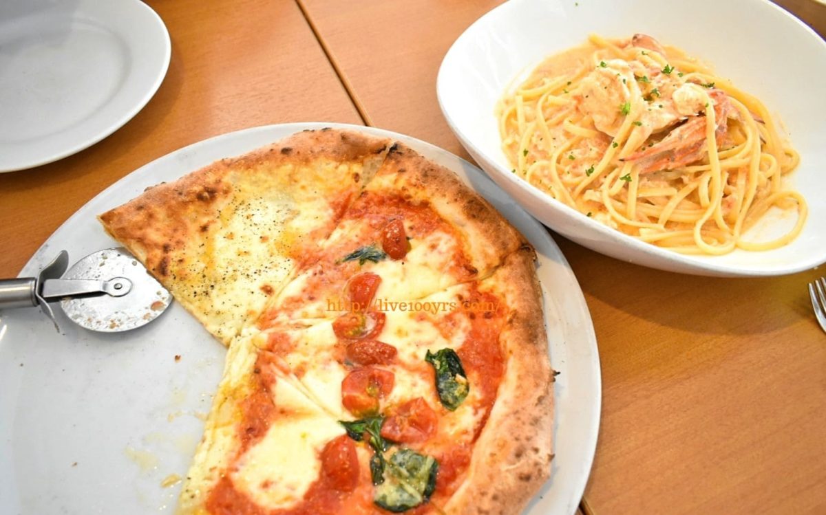 北本市イタリアンレストランアドマーニでピザとパスタを注文