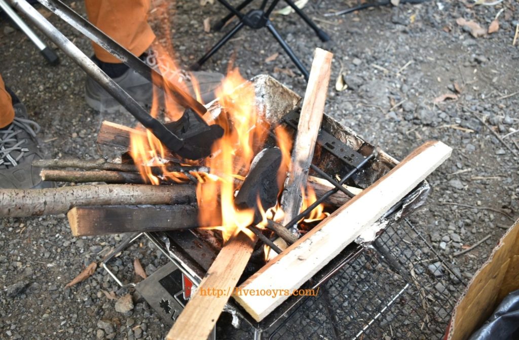 キャンプでカレー作りのための火おこし