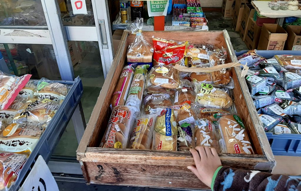氷川キャンプ場周辺のみすず堂菓子店にはパンやおにぎりがありました