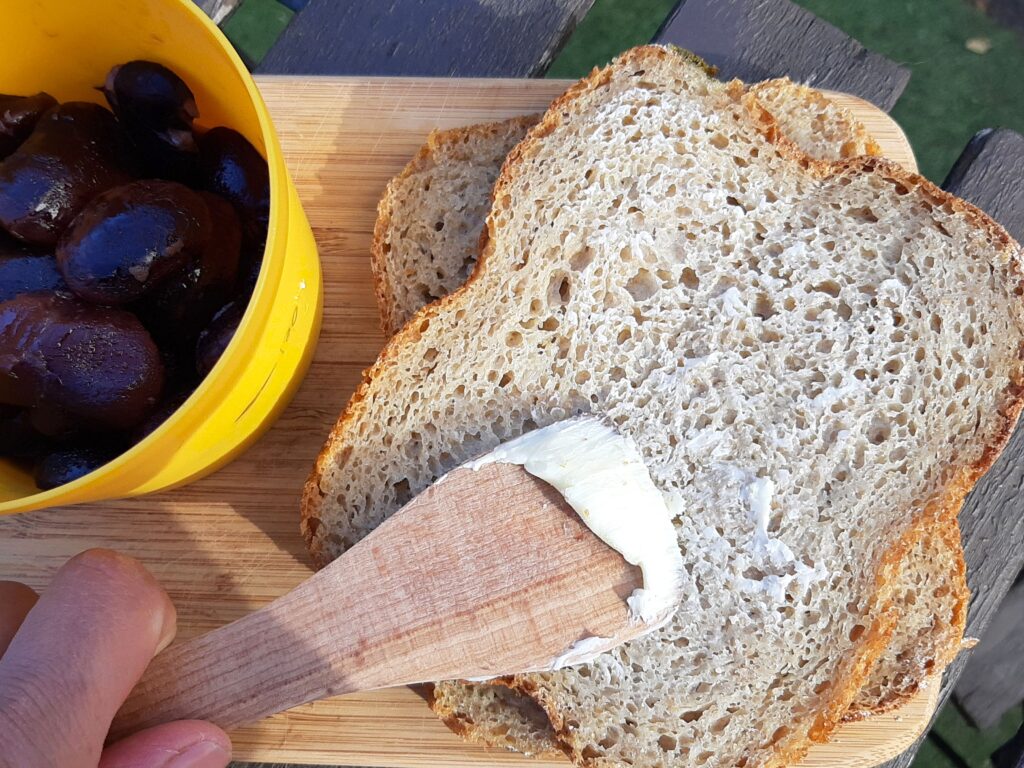 草津土産の花豆とあんこのホットサンド作り、パンにバターを塗ります